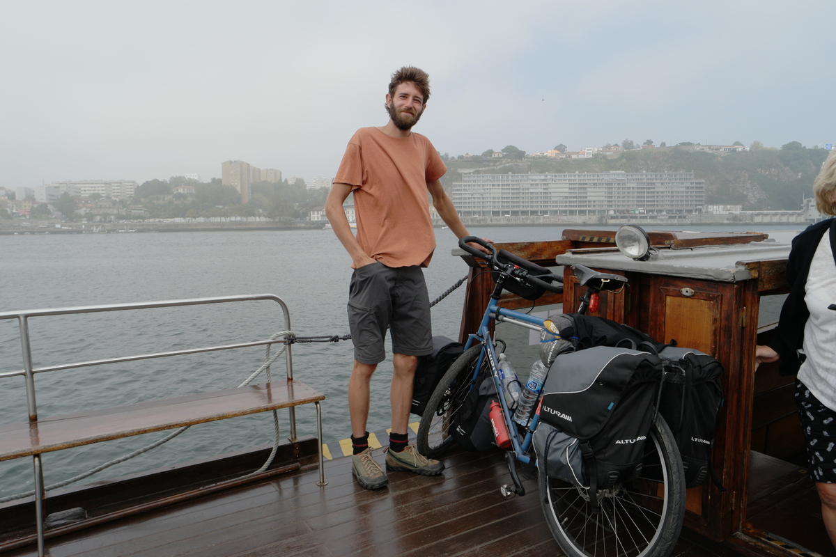 Träumer oder Realist, gesehen in Porto, will mit dem Rad nach Südafrika